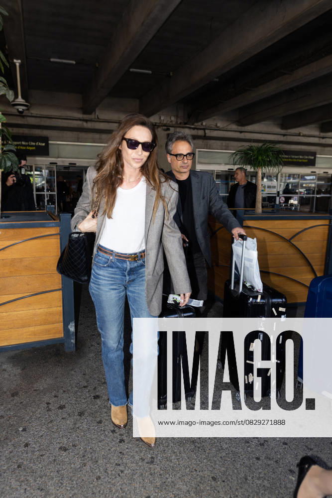 Laura Smet and her husband Raphaël Lancrey Javal Celebrities arrive at Nice airport for the 75th International Cannes Film Festival Nice, France, May 16, 2023 Da Silva Perusseau Bestimage Celebrities arrive at Nice airport for the 76th International Cannes Film Festival Nice France