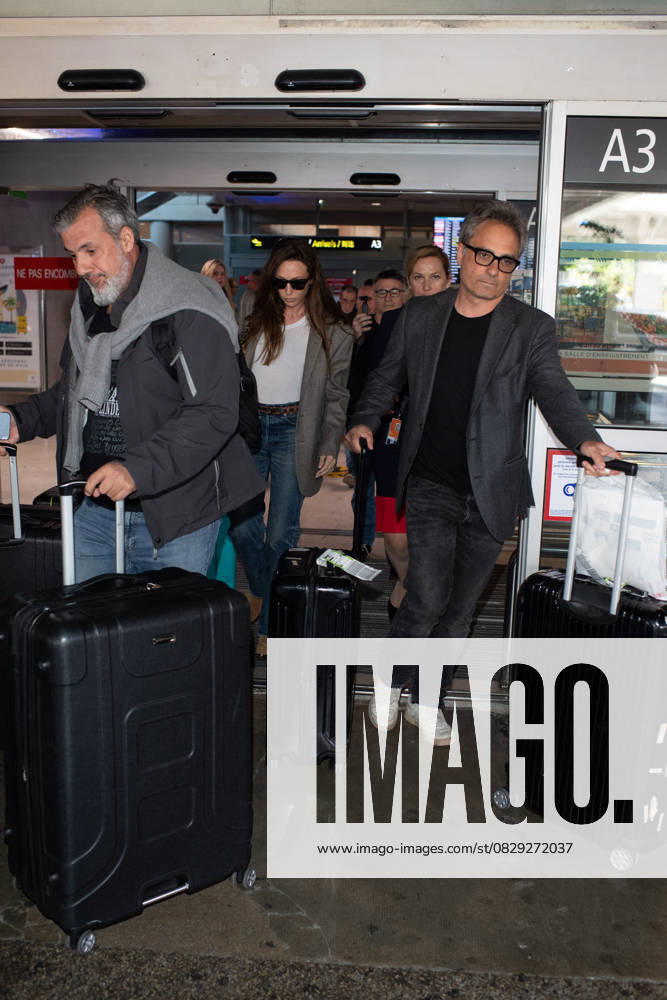 Laura Smet and her husband Raphaël Lancrey Javal Celebrities arrive at Nice airport for the 75th International Cannes Film Festival Nice, France, May 16, 2023 Da Silva Perusseau Bestimage Celebrities arrive at Nice airport for the 76th International Cannes Film Festival Nice France