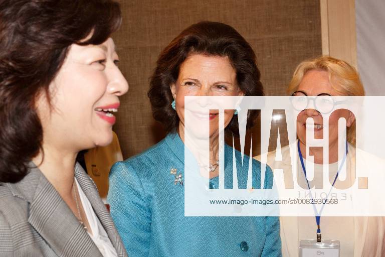 Queen Silvia (C) of Sweden and Japan s Internal Affairs and Communications Minister Seiko Noda (R), attend the Dementia Forum X on April 24, 2018, Tokyo, Japan. King Carl XVI Gustaf and Queen Silvia are in Japan from April 22 to 25 to celebrate the 150 years of Diplomatic relations between Sweden and Japan. (gxta_swedenjp042)