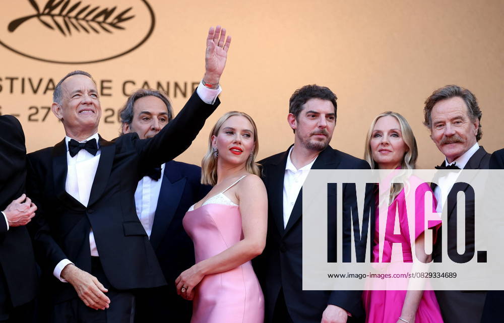 Tom Hanks, Alexandre Desplat, Scarlett Johansson, Damien Bonnard, Hope Davis, Bryan Cranston Montée des marches du film Asteroid City lors du 76ème Festival International du Film de Cannes, au Palais des Festivals à Cannes Le 23 mai 2023 Jacovides Moreau Bestimage Red carpet of the movie Aste