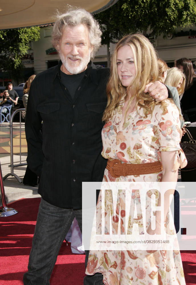 Dreamer Los Angeles Premiere Oct 9, 2005; Westwood, California, USA; Actor KRIS KRISTOFFERSON & Actress ELISABETH SHUE at the Dreamer Los Angeles Premiere held at the Mann Village Theatre. Mandatory Credit: Photo by Lisa O Connor ZUMA Press. ( ) Copyright 2005 by Lisa O Connor Westwood California USA