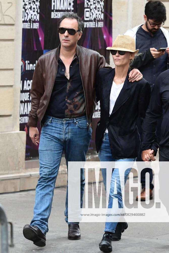 Samuel Benchetrit and his wife Vanessa Paradis Celebrity arrivals at the funeral of Jane Birkin at Saint Rochs church in Paris On July 24th 2023 Jacovides KD Niko Bestimage Funerals of the french singer Jane Birkin at Saint Rochs church in Paris On July 24th 2023 Paris France