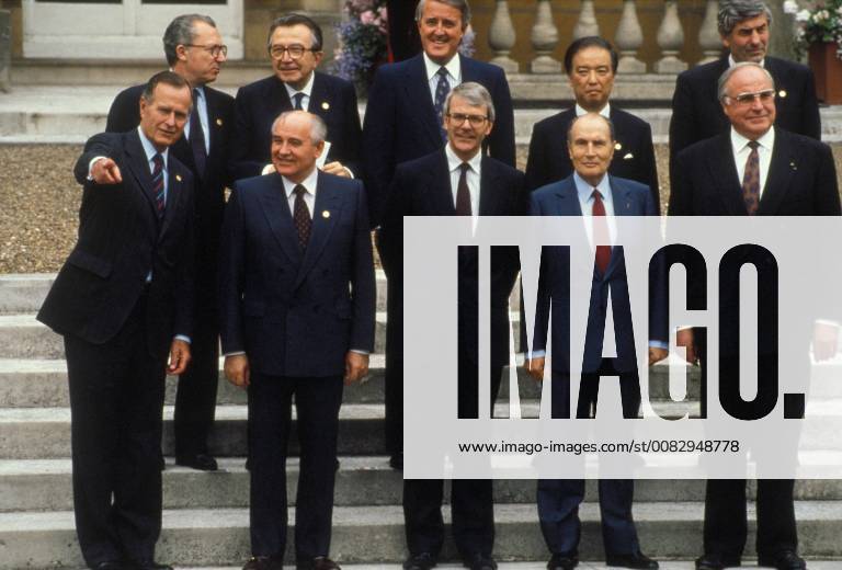 Dublin, IRELAND - French President FRANCOIS MITTERAND (front row second from the left) attended the European Community Summit in Dublin along with other Heads of States including Russian President MIKHAIL GORBACHEV, United States President GEORGE H. W. BUSH and German Chancellor HELMUT KOHL. Dublin Ireland - ZUMAi05_ 19900528_pet_i05_500