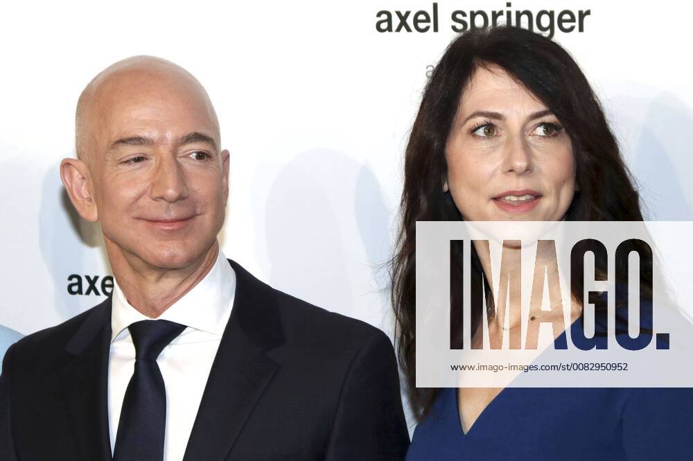 Jeff Bezos with his wife MacKenzie Bezos at the presentation of the Axel Springer Award 2018 at the Axel Springer Haus Berlin 24 04 2018 Foto:xA.xFuturexImage