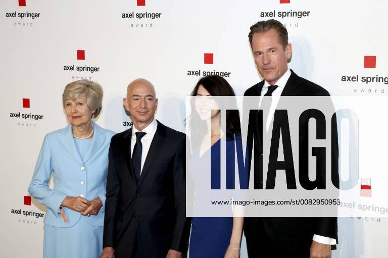 Peace Springer Jeff Bezos MacKenzie Bezos and Mathias Döpfner at the presentation of the Axel Springer Award 2018 at the Axel Springer Haus Berlin 24 04 2018 Foto:xA.xFuturexImage