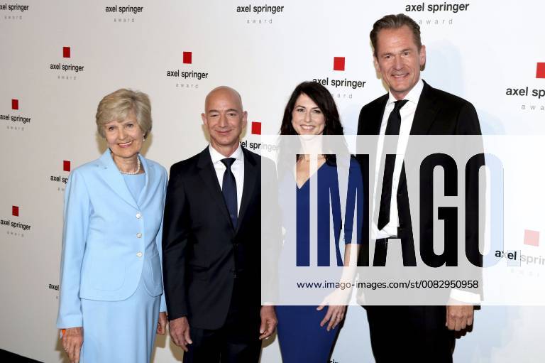 Peace Springer Jeff Bezos MacKenzie Bezos and Mathias Döpfner at the presentation of the Axel Springer Award 2018 at the Axel Springer Haus Berlin 24 04 2018 Foto:xA.xFuturexImage