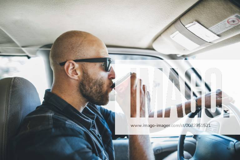 Young man with sunglasses and beard on a road trip with takeaway drink model released Symbolfoto GUSF00408