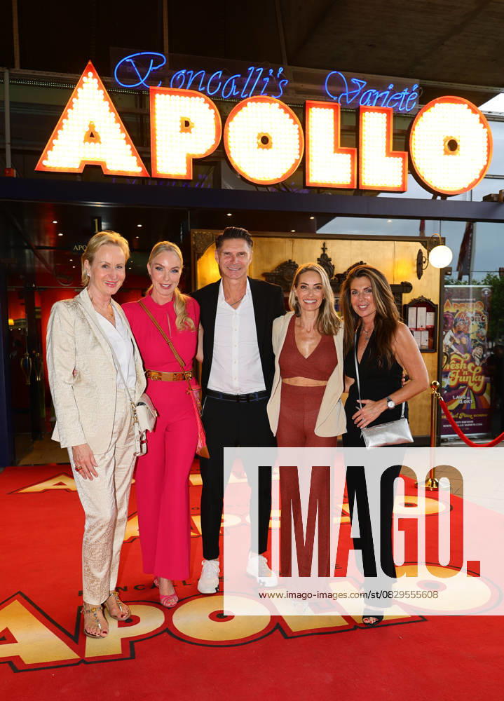 Roncalli s Apollo Variete Fresh n Funk premiere performance L R Marion Bock, Antje Brdaric , Thomas Brdaric, Sarah Valentina Winkaus and Stephania Lanzilotta as VIP guests Düsseldorf Apollo NRW Germany