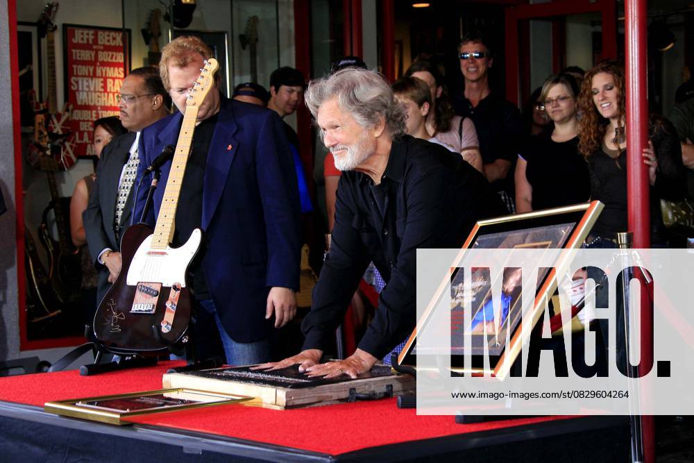 KRISTOFFERSON NP July 6, 2006 - Hollywood, CALIFORNIA, USA - KRIS KRISTOFFERSON -.KRIS KRISTOFFERSON AND WAYLON JENNINGS ARE INDUCTED INTO HOLLYWOOD S ROCKWALK - .HOLLYWOOD, CALIFORNIA - .07-06-2006 -. NINA PROMMER 2006.K48162NP.