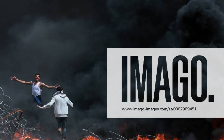 (180427) -- GAZA, April 27, 2018 -- Palestinian protesters take part in clashes with Israeli troops at east of Gaza City, on April 27, 2018. ) (dtf) MIDEAST-GAZA-CLASHES Stringer