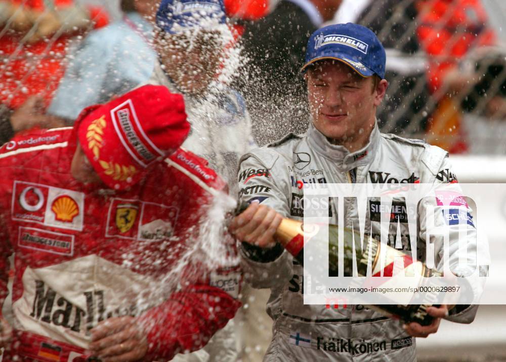 Kimi Räikkönen (Finnland McLaren-Mercedes, re.) verpasst Michael Schumacher (Deutschland Ferrari) eine Champagnerdusche Motorsport Grand Prix Herren Großer Preis von Monaco 2003, Formel 1 Weltmeisterschaft, F1, F, GP, WM, Vdig Gruppe Circuit de Monaco Monte Carlo Freude,