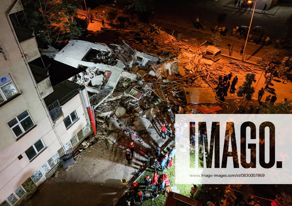 KW32 6.1-magnitude earthquake hits Turkiye s Balikesir BALIKESIR, TURKIYE - AUGUST 10: An aerial view of a collapsed building as search and rescue efforts continue following a 6.1-magnitude earthquake occurred in the Sindirgi district of Balikesir, Turkiye on August 10, 2025. Berkan Cetin Anadolu Balikesir Turkey. Editorial use only. Please get in touch for any other usage.