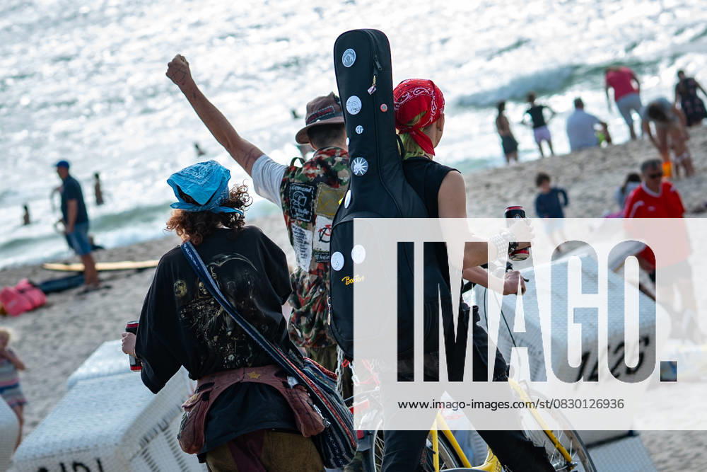 The punks enter the beach of Westerland with the loudly proclaimed battle cry Alerta, Alerta Antifascista Punks on the beach of Westerland on the North Sea island of Sylt, Sylt Schleswig Holstein Germany Westerland