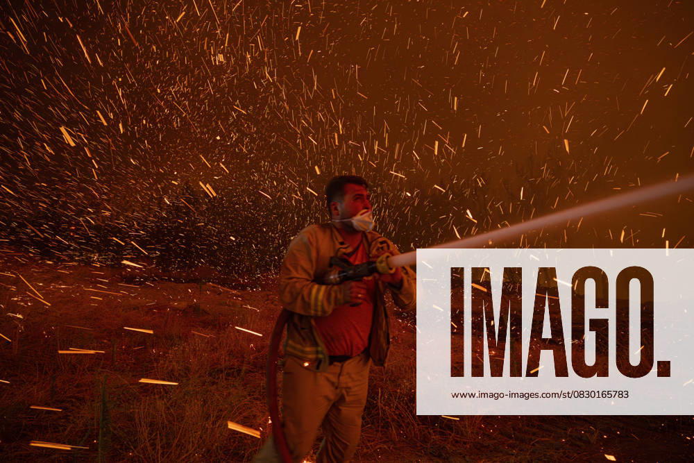 Efforts continue for the forest fire in Canakkale CANAKKALE, TURKIYE - AUGUST 11: Firefighter teams continue their efforts to extinguish the fire that broke out in the forest area of Kepez region in Canakkale, Turkiye on August 11, 2025. Murat Sengul Anadolu Canakkale Turkey. Editorial use only. Please get in touch for any other usage.