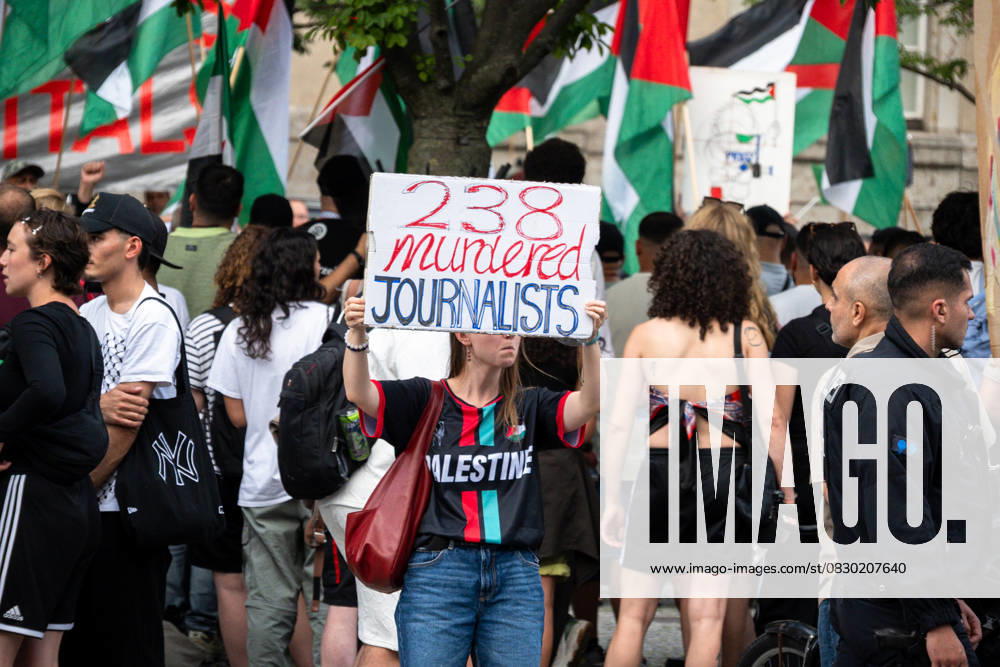 Pro-Palestine Demonstration in Berlin after killing of Al Jazeera Journalist Anas Al-Sharif People hold a pro-Palestine demonstration in front of the Neukoelln Town Hall, holding Palestinian flags, banners, and portraits of killed journalists in Berlin, Germany, on August 11, 2025. The Israel Defence Forces (IDF) announce the killing of Palestinian journalist Anas Al-Sharif, who works with Al Jazeera, citing connections to Hamas. The United Nations and the network deny these allegations. Berlin Berlin Germany