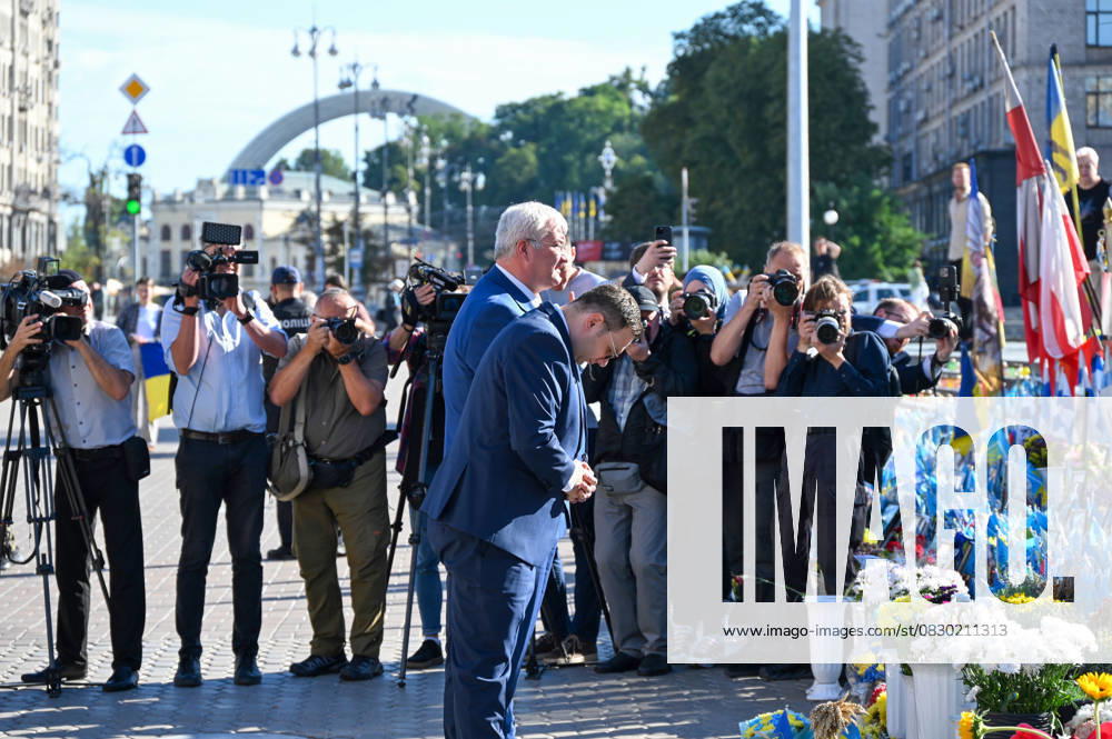 Czech Foreign Affairs Minister Jan Lipavsky (front) and his Ukrainian counterpart Andrii Sybiha pay tribute to the people who died in the 2013 and 2014 protests on the Independence Square in Kyiv, Ukraine, on August 12, 2025. (CTKxPhoto MarekxOpatrny) CTKPhotoP2025081202123 CTKPhotoP2025081202123