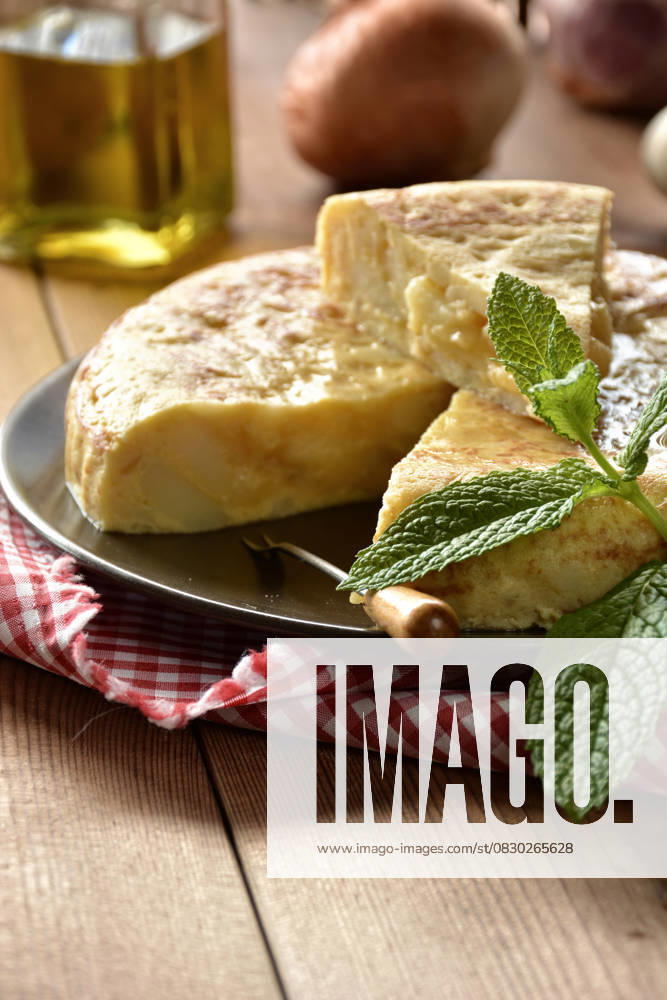 IMAGO Creative, Food, Tapas Spanish omelette with potato and egg, accompanied by olive oil Model Released LuisMarioHernandez_ID30126_1016738_005
