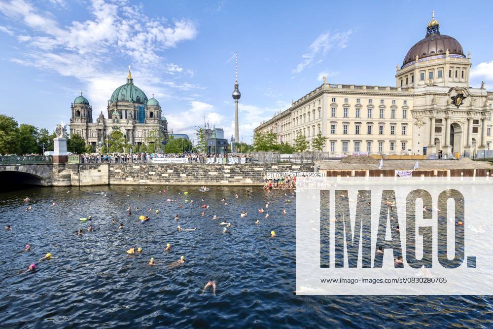 Swimming demo against permanent bathing ban, hundreds of swimmers protest in the Spree for river bathing spots The goal of having the 100-year-old river bathing ban lifted Berlin Berlin Germany