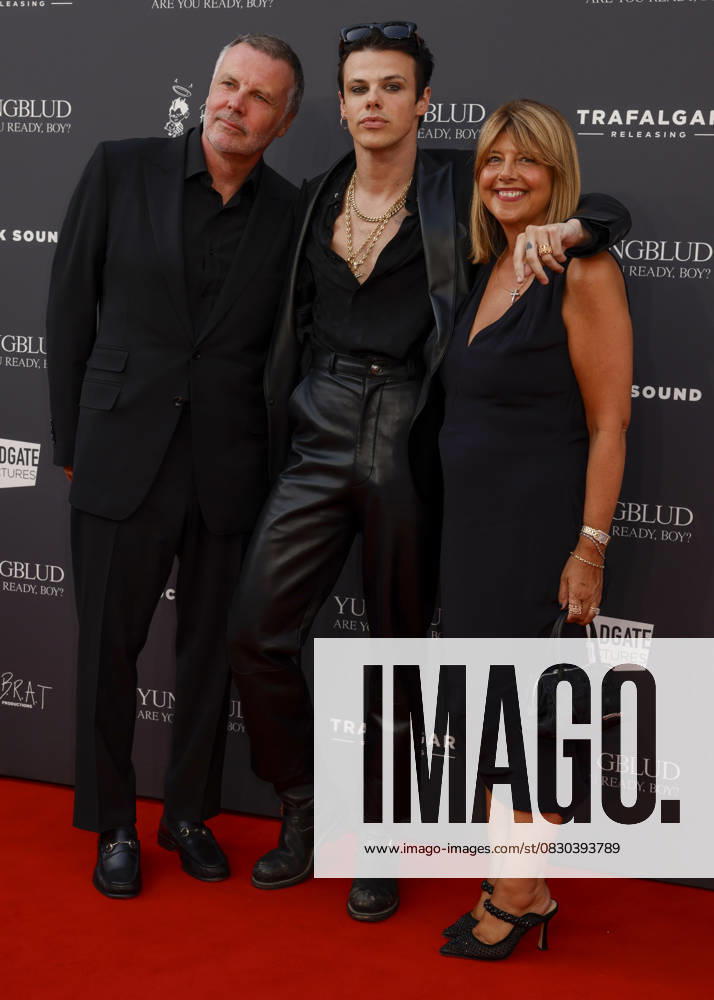 YUNGBLUD. Are You Ready, Boy? Premiere at the Vue in Leicester Square, London on 12 08 2025 Justin Harrison, YUNGBLUD aka Dominic Richard Harrison and Samantha Harrison attending the YUNGBLUD. Are You Ready, Boy? Premiere at the Vue in Leicester Square, London, United Kingdom, Credit:Cat Morley Avalon United Kingdom, London, Leicester Square
