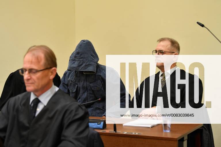 422 Negotiation day in the NSU trial The defendant Carsten S and his lawyer Jacob Hoesl arrive on Wednesday 02 05 2018 at the district court in Munich for the 422 days of the NSU trial