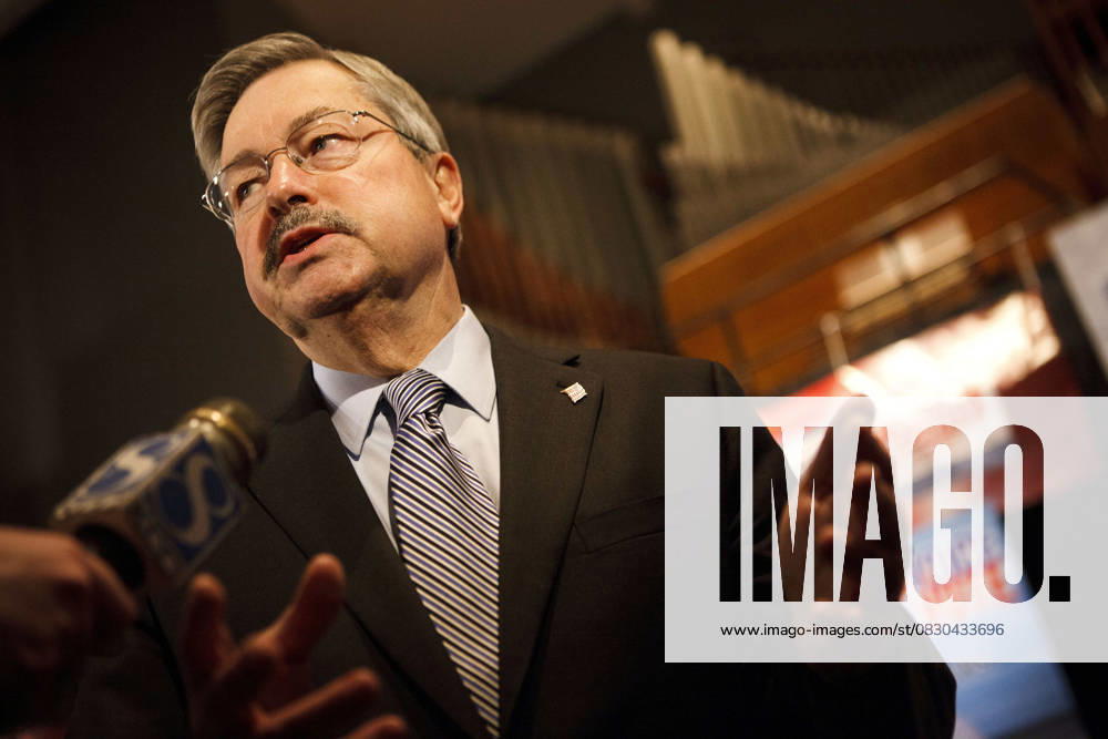 ABC News Republican Debate Spin Room Dec. 10, 2011 - Des Moines, Iowa, U.S. - Iowa Governor TERRY BRANSTAD talks to the media about the Republican presidential candidates debate performances in the spin room after the ABC News Republican Debate at Drake University leading up to the Iowa Caucuses on Saturday, December 10, 2011 in Des Moines, Iowa.