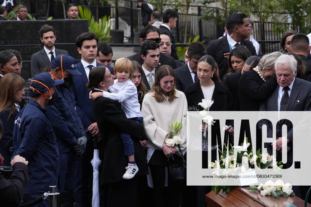 Colombia Bids Farewell to Slain Presidential Candidate Miguel Uribe BOGOTA, COLOMBIA - AUGUST 13: Maraa Claudia Tarazona, wife of slain Colombian presidential candidate Miguel Uribe, and her son Alejandro Uribe stand silently as they look at Turbay s coffin during the burial at Bogota’s Central Cemetery on August 13, 2025 in Bogota, Colombia. Juancho Torres Anadolu Bogota Colombia. Editorial use only. Please get in touch for any other usage.