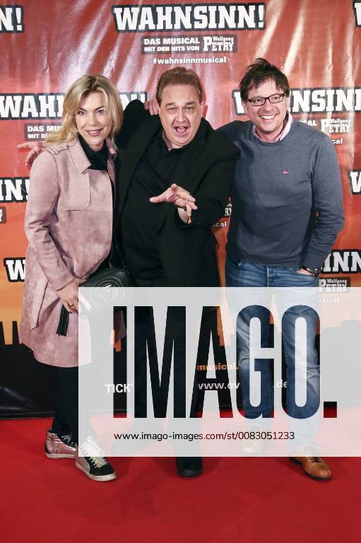 Oliver Kalkhofe with his wife Connie and Martin Lingnau at the premiere of the musical Wahnsinn in the theater at Potsdamer Platz Berlin 02 05 2018 Foto:xJ.xQuinternx xFuturexImage