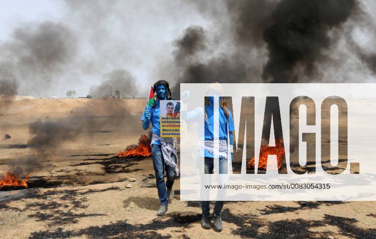 Khan Younis, Gaza Strip, Palestinian Territory - Palestinian protesters dressed as a character from the movie Avatar take part in a protest demanding the right to return to their homeland, at the Israel-Gaza border in Khan Younis in the southern Gaza Strip, May 3, 2018 Khan Younis Palestinian Territory - ZUMAap3_ 20180503_zaf_ap3_099