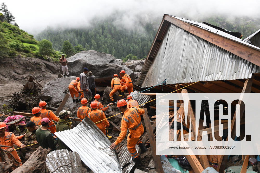 NDRF team remove debris after cloudburst in J&K Kishtwar Kishtwar India - ZUMAz120 20250815_zip_z120_020