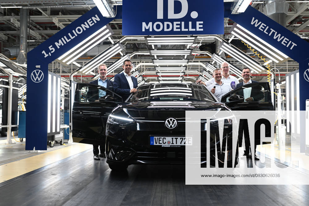 Volkswagen delivers 1.5 millionth ID Kai Grünitz left right , Board Member for Technical Development, and Minister President Olaf Lies ,Robert Müller f