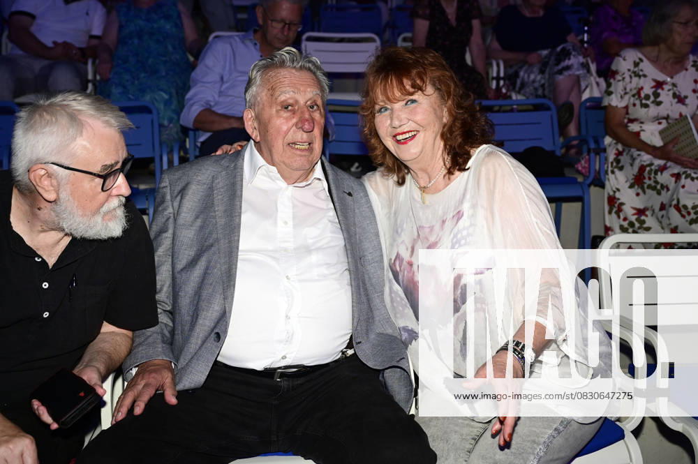 Regina Thoss and Egon Krenz at the premiere of the play Maxe Baumann Ferien ohne Ende during the Beelitz Festival 2025 on the open-air stage in Beelitz, 14 08 2025 Foto:xM.xWehnertx xFuturexImagex baumann_5920