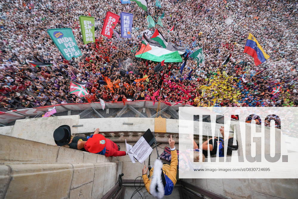 Bilbaos Big Week 2025 begins Hundreds of people during the beginning of Bilbaos Big Week 2025, in the center of the city, on August 16, 2025, in Bilbao, Vizcaya, Basque Country Spain The Bilboko Aste Nagusia is the main festival of Bilbao, The beginning of the festivities is marked by the reading of the proclamation and the launching of the txupin rocket by the txupinera (a kind of rocket), fictitious character whose name means lady of the festivities, who will preside over the citys festivities until she is burned on the last day 16 AUGUST 2025 BILBOKO ASTE NAGUSIA BILBO FIESTA ASTE NAGUSIA SEMANA GRANDE EUSKADI FIESTA In Bilbao, Vizcaya Basque Country Bilbao, Vizcaya Basque Country Spain