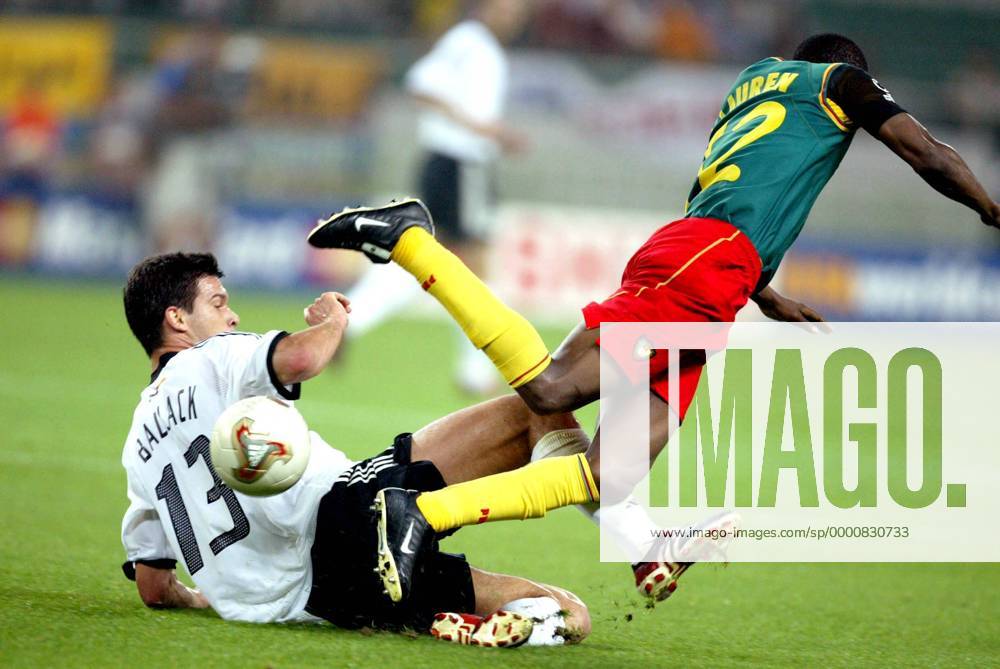 Michael Ballack (li., Deutschland) gegen Lauren Etame Mayer (Kamerun) Fußball WM Herren Weltmeisterschaft 2002, Länderspiel, Gruppenspiel, Gruppe E, Kamerun - Deutschland 0:2 Gruppe Shizuoka Dynamik, Kampf,