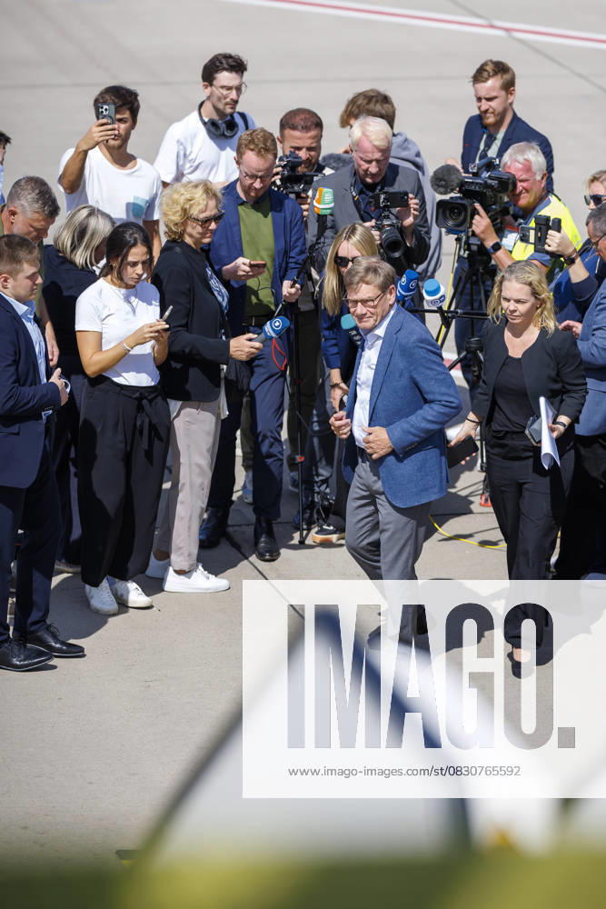 Johann Wadephul CDU , Federal Foreign Minister, traveling to Japan and Indonesia, here boarding an Airbus A350 of the BMVg air force, at Hamburg Berlin Airport, 17 08 2025 Photographed on behalf of the Federal Foreign Office Berlin Germany