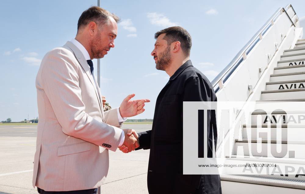 Belgian Foreign Minister Maxime Prevot welcomes Ukraine president Volodymyr Zelensky at the military airport in Melsbroek, Steenokkerzeel, to take part in a meeting with European leaders in Brussels on Sunday 17 August 2025. BENOITxDOPPAGNE 131389142