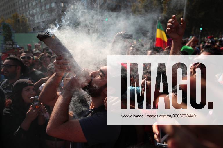 Chile: Global Marijuana March in Santiago Young people demonstrate in favor of the regulation of the cultivation and use of Cannabis, in Santiago, Chile, 5 May 2018. Some 80,000 people marched down the main avenue of Santiago in a relaxed and joyful demonstration in favor of self-cultivation and use of cannabis for medicinal and recreational purposes, the organizers of the march informed. Thousands of Chileans march in favor of the regulation of Cannabis !ACHTUNG: NUR REDAKTIONELLE NUTZUNG!