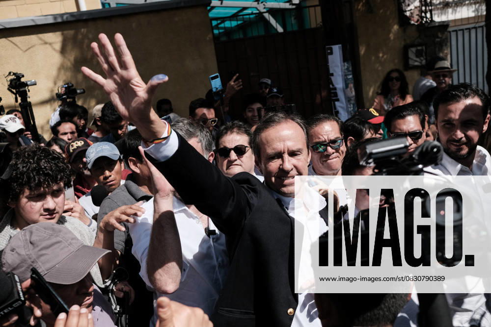 Presidential elections in Bolivia LA PAZ, BOLIVIA - AUGUST 17: Presidential candidate Jorge (Tuto) Quiroga waves to supporters after casting his vote during the 2025 presidential election in La Paz, Bolivia, on August 17, 2025. Bolivians went to the polls Sunday in an election that could see the governing leftist Movement Toward Socialism (MAS) party out of power for the first time in 20 years. Jorge Mateo Romay Salinas Anadolu La Paz Bolivia. Editorial use only. Please get in touch for any other usage.