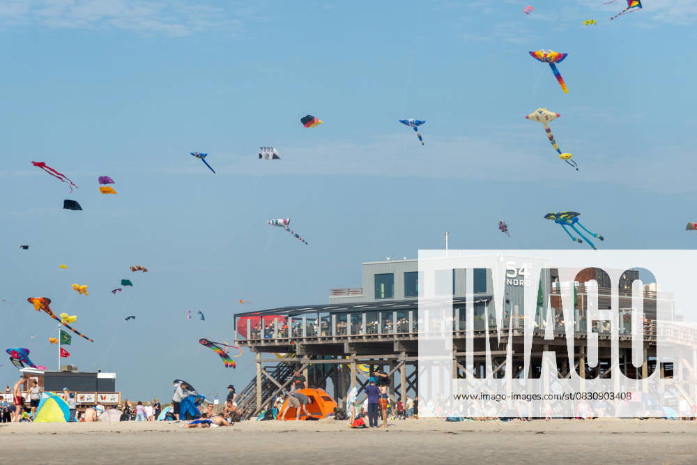 Sommer 2025 - Drachenfest Sankt Peter-Ording 09.08.202: Drachenpiloten präsentieren unter anderem selbstgefertigte Modelle am Strand von St. Peter-Ording. Vom 08. bis 10. August 2025 findet auf dem Eventgelände vom Ordinger Strand das Drachenfest mit überdimensionale Drachen, Lenkdrachen, Unikate und Figuren aus beliebten Trickfilmen und Comics statt. Schleswig-Holstein
