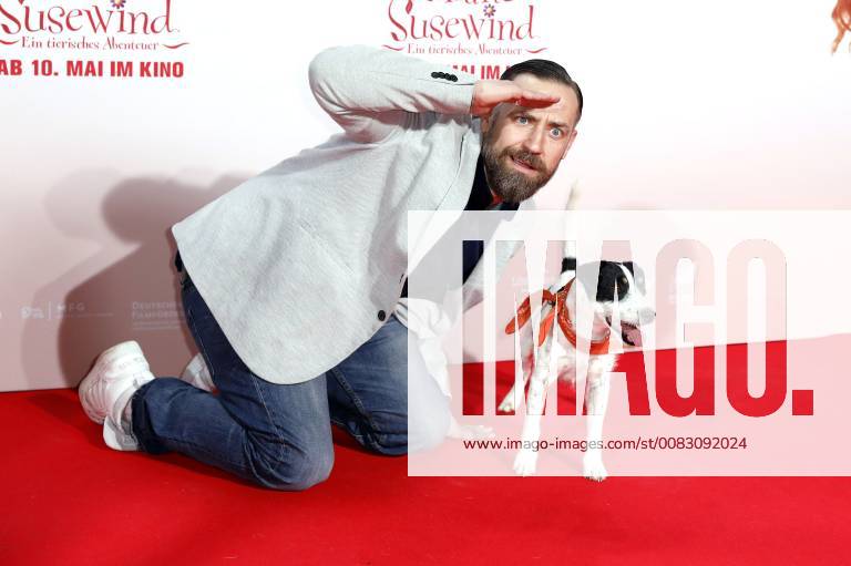 Citizen Lars Dietrich with film dog Bonsai at the premiere of the movie Liliane Susewind An animal adventure in the Cinedom Cologne 06 05 2018 Foto:xC.xFuturexImage