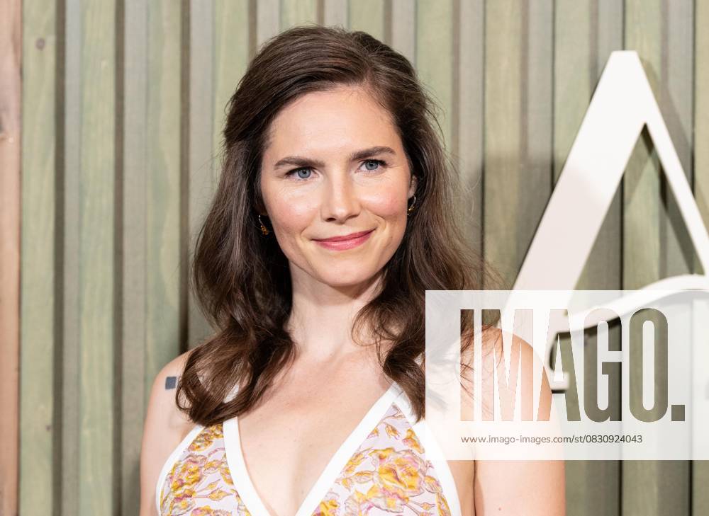 Amanda Knox wearing dress by Giambattista Valli attends premiere by HULU of The twisted tail of Amanda Knox at Historical Society in New York, NY on August 19, 2025 Bronx USA - ZUMAr339 20250819_znp_r339_005