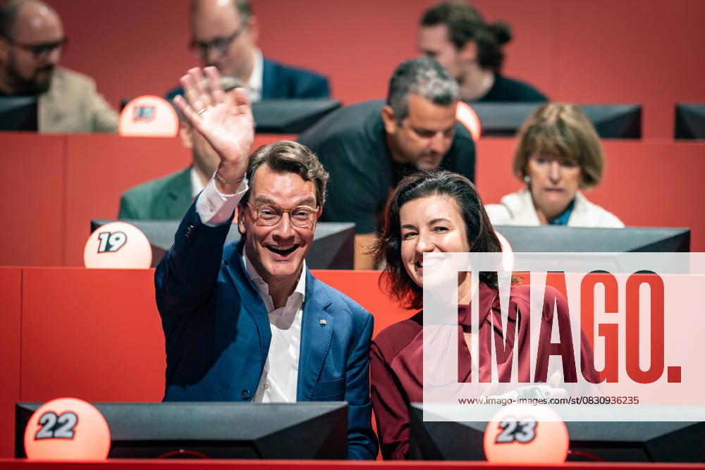 Federal Minister of Research, Technology and Space, Dorothee Bär, plays Nintendo Mario Kart World on the Nintendo Switch 2 games console together with Hendrik Wüst, Minister President of North Rhine-Westphalia Gamescom 2025 in Cologne is the worlds largest trade fair for computer and video games in terms of exhibition space and visitor num