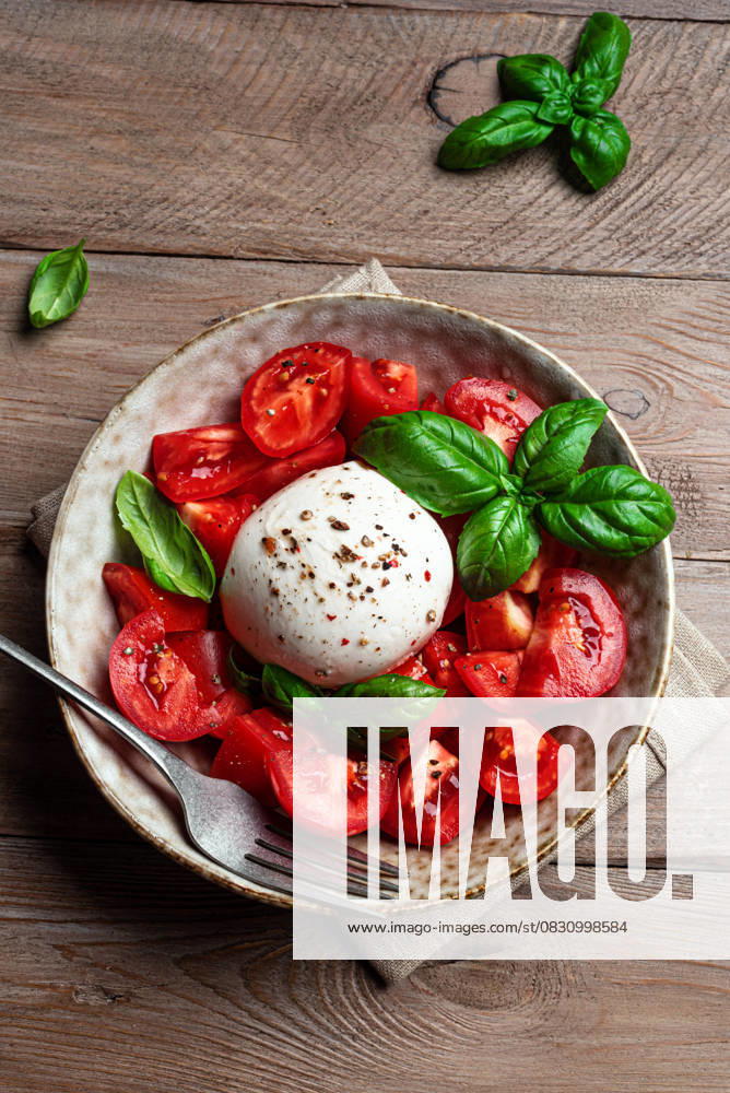 Tomatensalat mit Stracciatella-Käse Tomatensalat mit Stracciatella-Käse (License=RF)