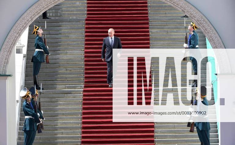 Themen der Woche KW 19 May 7, 2018 - Moscow, Russia - Russian President Vladimir Putin walks down the step os the Kremlin Grand Palace as he arrives to watch a review of the Presidential Regiment to mark his fourth inauguration on Cathedral Square in the Kremlin Grand Palace May 7, 2018 in Moscow, Russia. Putin was sworn-in for the forth time as the President of the Russian Federation. Moscow Russia - ZUMAp138 20180507_zaa_p138_031