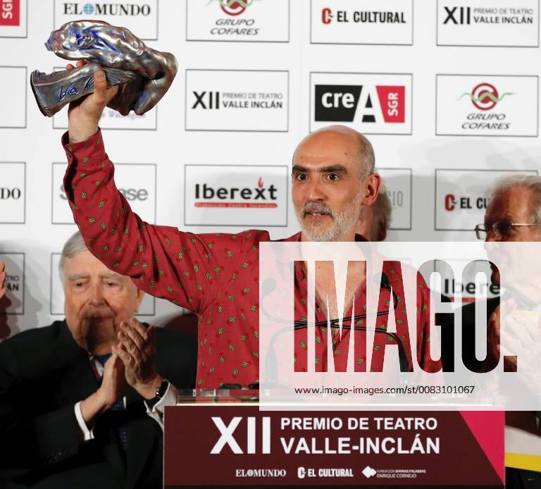 Entertainment Bilder der Woche KW 19 Director and dramatist Alfredo Sanzol (4L) addresses the audience after being awarded for his staging at the play La Ternura during the 12th Valle-Inclan Theater Awards at the Royal Theater in Madrid, Spain, 07 May 2018. Valle-Inclan Theater Awards in Madrid !ACHTUNG: NUR REDAKTIONELLE NUTZUNG!
