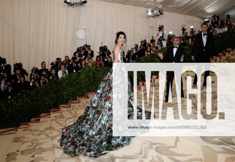 Entertainment Bilder der Woche KW 19 Amal Clooney and George Clooney arrive on the red carpet at The Metropolitan Museum of Art s Costume Institute Benefit Heavenly Bodies: Fashion and the Catholic Imagination at Metropolitan Museum of Art in New York City on May 7, 2018. NYP20180507210 JOHNxANGELILLO