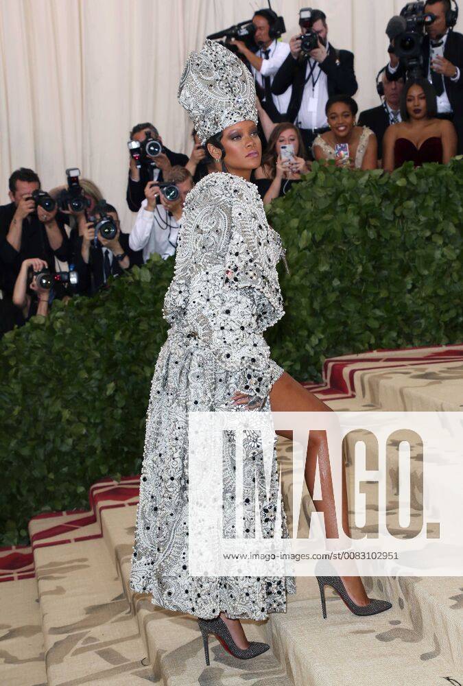 New York, N.Y, USA - RIHANNA attends the Metropolitan Museum of Art Costume Institute Benefit with exhibition of Heavenly Bodies: Fashion and the Catholic Imagination .The Met Museum, NYC.May 7, 2018.Photos by , Globe Photos Inc. New York USA - ZUMAms4_ 20180507_zaa_ms4_106