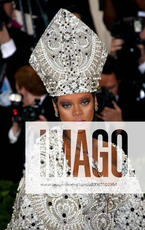 New York, N.Y, USA - RIHANNA attends the Metropolitan Museum of Art Costume Institute Benefit with exhibition of Heavenly Bodies: Fashion and the Catholic Imagination .The Met Museum, NYC.May 7, 2018.Photos by , Globe Photos Inc. New York USA - ZUMAms4_ 20180507_zaa_ms4_108