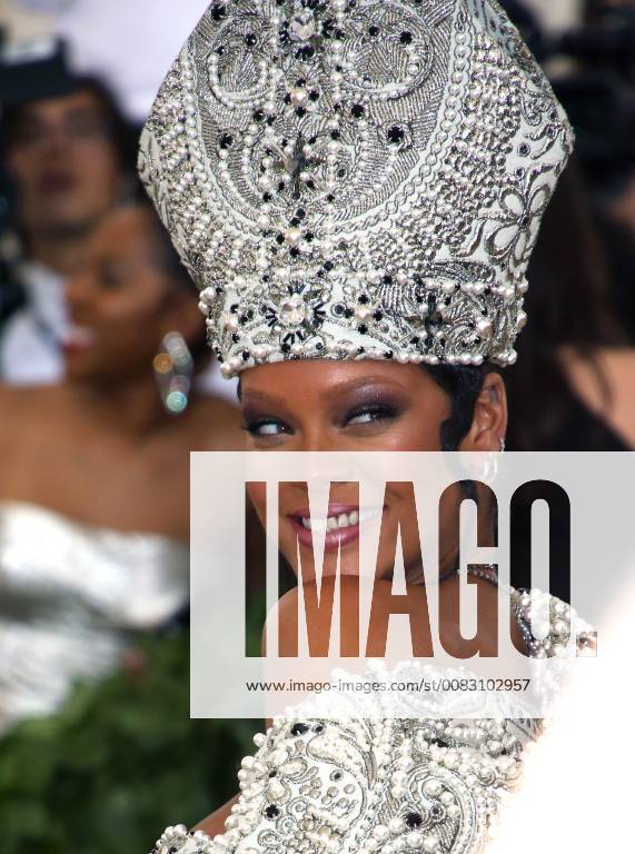 New York, N.Y, USA - RIHANNA attends the Metropolitan Museum of Art Costume Institute Benefit with exhibition of Heavenly Bodies: Fashion and the Catholic Imagination .The Met Museum, NYC.May 7, 2018.Photos by , Globe Photos Inc. New York USA - ZUMAms4_ 20180507_zaa_ms4_109