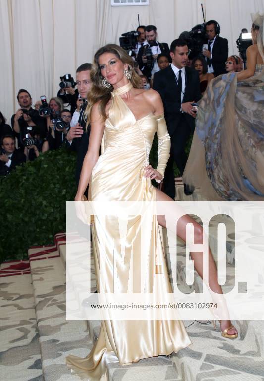 New York, N.Y, USA - GISELE BUNDSCHEN attends the Metropolitan Museum of Art Costume Institute Benefit with exhibition of Heavenly Bodies: Fashion and the Catholic Imagination .The Met Museum, NYC.May 7, 2018.Photos by , Globe Photos Inc. New York USA - ZUMAms4_ 20180507_zaa_ms4_112