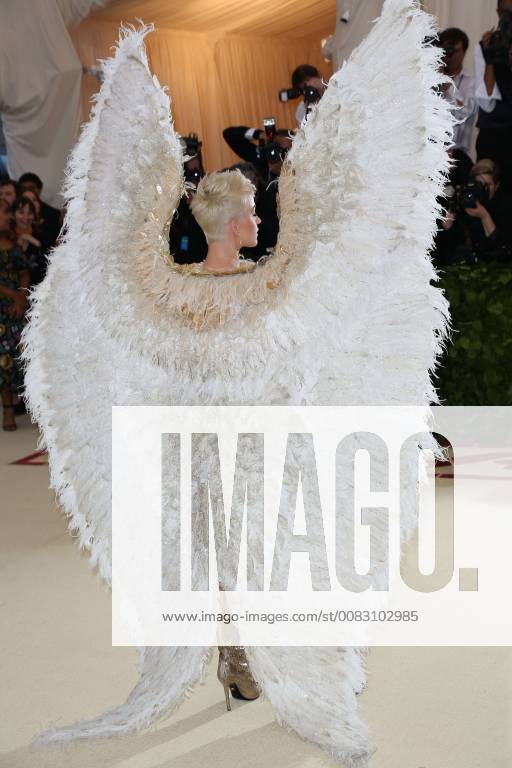 New York, N.Y, USA - KATY PERRY attends the Metropolitan Museum of Art Costume Institute Benefit with exhibition of Heavenly Bodies: Fashion and the Catholic Imagination .The Met Museum, NYC.May 7, 2018.Photos by , Globe Photos Inc. New York USA - ZUMAms4_ 20180507_zaa_ms4_110
